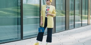 Beitragsbild des Blogbeitrags #LemonVerbena Outfit: in oversize Blazer, HMxMoschino Shirt, Platform Sneakers, Jeans Culotte und mit Coccinelle Arlettis Tasche 