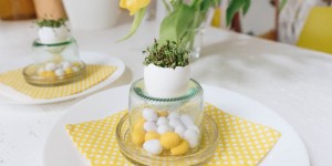 Beitragsbild des Blogbeitrags DIY Ostertisch: Glasflaschen-Eierbecher