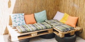 Beitragsbild des Blogbeitrags Terrasse & Balkon: So baust du eine Couch aus Europaletten und alten Autoreifen! 