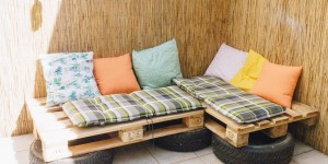 Beitragsbild des Blogbeitrags Terrasse & Balkon: So baust du eine Couch aus Europaletten und alten Autoreifen!