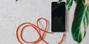 Beitragsbild des Blogbeitrags DIY Handyband: selber machen! Teil 2
