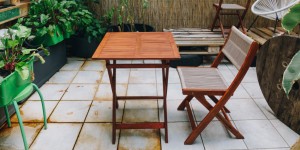 Beitragsbild des Blogbeitrags Terrasse & Balkon: Teak Möbel richtig pflegen mit Remmers Teak-Öl [eco]* 