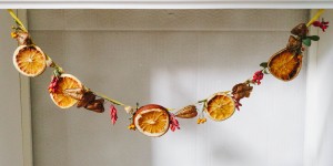 Beitragsbild des Blogbeitrags Herbstdeko: DIY Herbstgirlande und wie ich meinen Kamin dekoriere