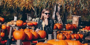 Beitragsbild des Blogbeitrags Herbsttrend: Sommerkleid mit derben Boots