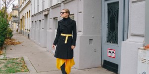 Beitragsbild des Blogbeitrags Herbsttrend: Faltenrock und kuscheliger Mantel