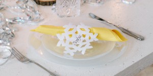 Beitragsbild des Blogbeitrags BLOGGER-X-MAS-DINNER: DIY Sternschnitt-Glitzer-Tischdeko