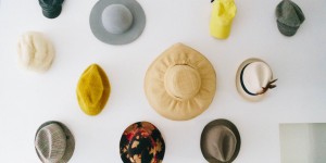 Beitragsbild des Blogbeitrags DIY Vorzimmer: Hüte-Wanddeko