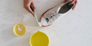 Beitragsbild des Blogbeitrags Tipps und Tricks: Schuhe putzen – Leder und Leinenschuhe