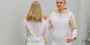 Beitragsbild des Blogbeitrags DIY Batik Pulli in Pastellfarben