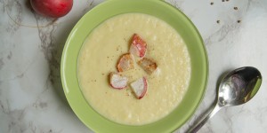 Beitragsbild des Blogbeitrags Saisonales Kochen – Kohlrabi Kokos Suppe mit gebackenen Radieschen