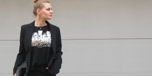 Beitragsbild des Blogbeitrags Marvel Shirt, Bootcut-Jeans und Nietentasche vom Zara und Blazer von Moschino als Valentinstags Outfit