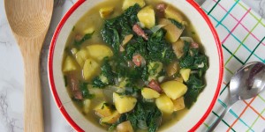 Beitragsbild des Blogbeitrags Spinat Kartoffel Suppe mit Salsiccia