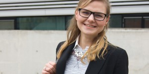 Beitragsbild des Blogbeitrags Hunter Stiefel, Suri Frey Tasche, Hugo Boss Bluse und Moschino Blazer für mein Black Gray Office Outfit