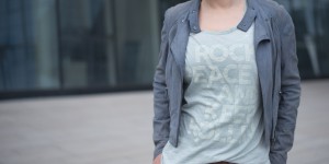 Beitragsbild des Blogbeitrags Blaugraues Wetter und Outfit in Lederjacke, Review Shirt und 7 FOR ALL MANKIND Jeans