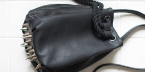 Beitragsbild des Blogbeitrags DIY Nieten Bucket Bag wie von Alexander Wang