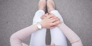 Beitragsbild des Blogbeitrags Mango Weste, Review Shirt, 7 all mankind Jeans und diy Slingbacks in der Trendfarbe Rosenquarz