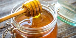 Beitragsbild des Blogbeitrags Die Heilwirkung des Honigs – die Honigkur 
