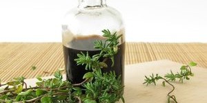 Beitragsbild des Blogbeitrags Sonnenkind Thymian – ein selbstgemachter Thymiansirup