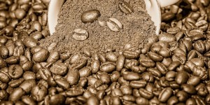 Beitragsbild des Blogbeitrags Tränensäcken den Kampf ansagen – Von Gurkenscheiben bis zur Kaffeesalbe