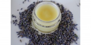 Beitragsbild des Blogbeitrags Lippenbalsam für den Sommer – mit einem Hauch von Lavendel