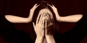Beitragsbild des Blogbeitrags Symptome von stechenden Kopfschmerzen, die nicht ignoriert werden sollten 