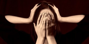 Beitragsbild des Blogbeitrags Symptome von stechenden Kopfschmerzen, die nicht ignoriert werden sollten