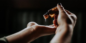 Beitragsbild des Blogbeitrags Mit Aromatherapie gegen Kopfschmerz, Nervosität und diverse Wehwehchen