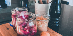 Beitragsbild des Blogbeitrags Rezepte rund um die Zwiebel | Pickeled Red Onions – Zwiebelsenf – Zwiebelchutney 