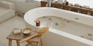 Beitragsbild des Blogbeitrags Kräuterbäder selber machen – natürliche Badezusätze, die heilen 