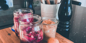 Beitragsbild des Blogbeitrags Rezepte rund um die Zwiebel | Pickeled Red Onions – Zwiebelsenf – Zwiebelchutney