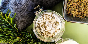 Beitragsbild des Blogbeitrags Fichtennadeln Badesalz selbst gemacht
