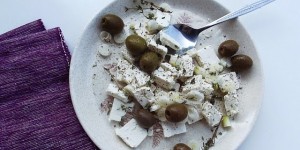 Beitragsbild des Blogbeitrags Feta-Kräuter-Salat für den Sommer