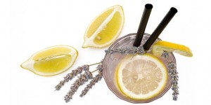 Beitragsbild des Blogbeitrags Lavendelsirup mit Prosecco 