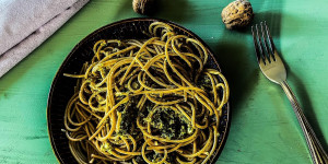Beitragsbild des Blogbeitrags Walnusskräuterpesto 