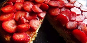 Beitragsbild des Blogbeitrags Italian cheescake mit Erdbeeren - Genuss ganz ohne Mehl