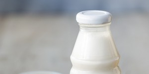 Beitragsbild des Blogbeitrags Vegane Milch aus Nussmus selbst herstellen