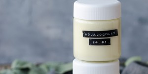 Beitragsbild des Blogbeitrags Veganes Joghurt selber machen – Rezepte & Tipps | Joghurtbereiter von Tchibo | Werbung 