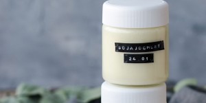 Beitragsbild des Blogbeitrags Veganes Joghurt selber machen – Rezepte & Tipps | Joghurtbereiter von Tchibo | Werbung