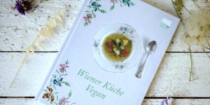 Beitragsbild des Blogbeitrags {Rezension} Wiener Küche vegan / Holzbaum Verlag