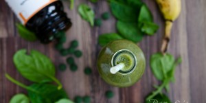 Beitragsbild des Blogbeitrags {Rezept} Grüner Smoothie mit Chlorella / Werbung 