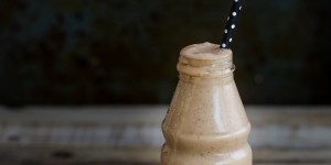 Beitragsbild des Blogbeitrags {Rezept} Nicecream-Shake mit Cashewmus