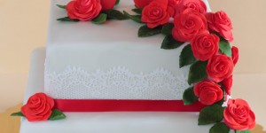 Beitragsbild des Blogbeitrags (Rezension Fèerie Cake) Rosen Geburtstagstorte 