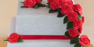 Beitragsbild des Blogbeitrags (Rezension Fèerie Cake) Rosen Geburtstagstorte