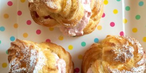 Beitragsbild des Blogbeitrags Brandteigkrapferl mit Sommerlich frischer Erdbeerencreme