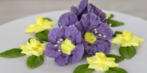 Beitragsbild des Blogbeitrags Royal Icing Blumen Torte + Kurs 