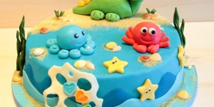 Beitragsbild des Blogbeitrags Kindergeburtstgstorte Meerestiere + Dinosaurier