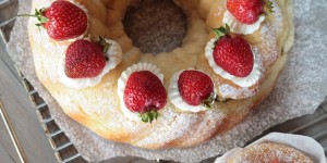 Beitragsbild des Blogbeitrags Germteig-Topfen Gugelhupf mit Erdbeeren- die Erdbeersaison ist noch nicht zu Ende