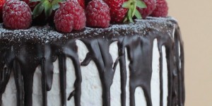 Beitragsbild des Blogbeitrags Erdbeer-Schokoladencreme Torte - eine einzigartige Versuchung