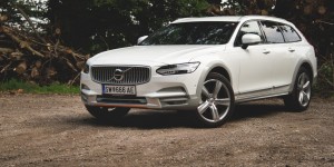 Beitragsbild des Blogbeitrags Volvo V90 Cross Country D4 AWD Geartronic Ocean Race: das Sondermodell im Test 