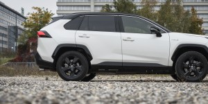 Beitragsbild des Blogbeitrags Der Toyota RAV4 2,5 Hybrid 2WD im Test! 